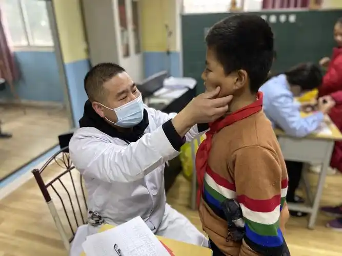 外科医生在检查,看学生骨骼发育.