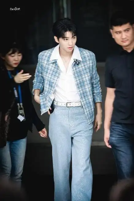 王俊凯你好星期六上班饭拍 蓝色格子外套白衬衫 牛仔裤