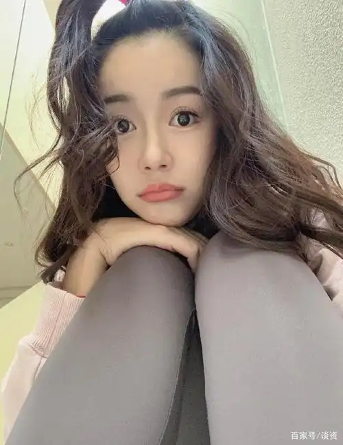 陈赫老婆张子萱近照,生二胎后身材苗条少女感十足,眼睛大到吓人