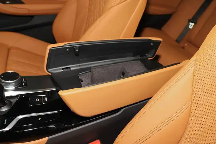 前排中央扶手箱