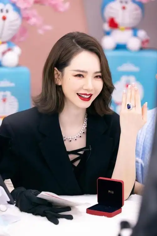 嫁给韩国人的戚薇穿衣越来越韩范儿了西装也能穿出慵懒感真美