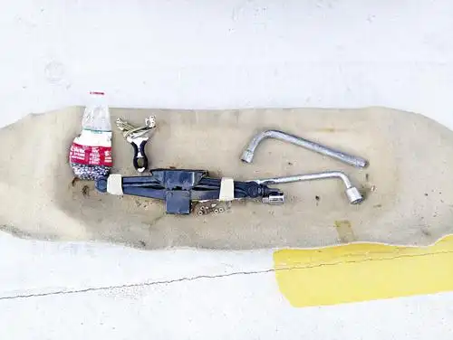 找到合适的随后,民警发现孙某的车内有一个钢制弹弓,并留有很多枚钢珠