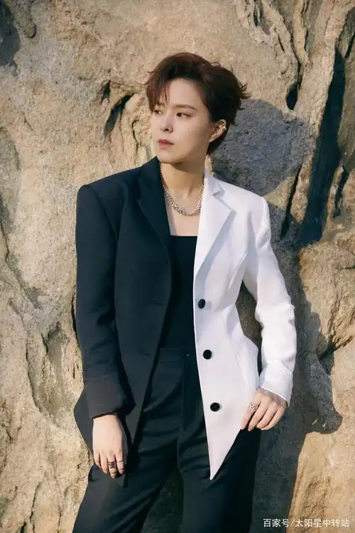 sunnee杨芸晴十二月线下首亮相,网友直呼光看生图就很绝