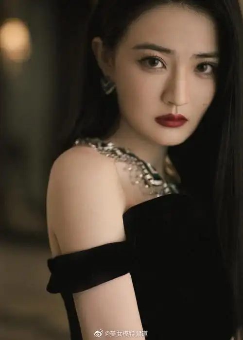 徐璐身穿性感全黑礼服露香肩肤白貌美颜值吸睛