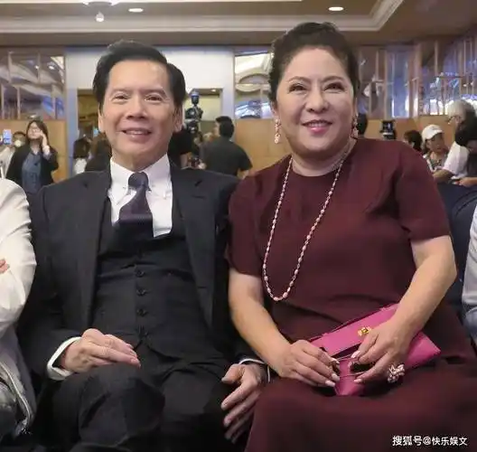 十指紧扣感情好,身边保镖如影随形_陈岚_夫妻_生活