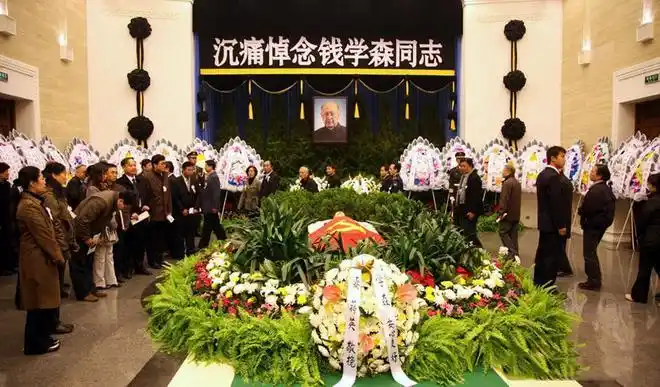 在追悼会现场,蒋英看着钱学森的遗容,一度哭成了泪人.