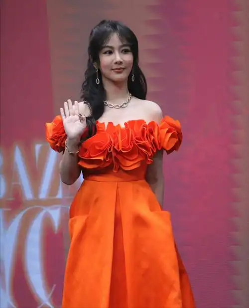 杨紫造型翻车撞脸西门大妈,粉丝怒撕工作室,造型师被骂到删微博_腾讯