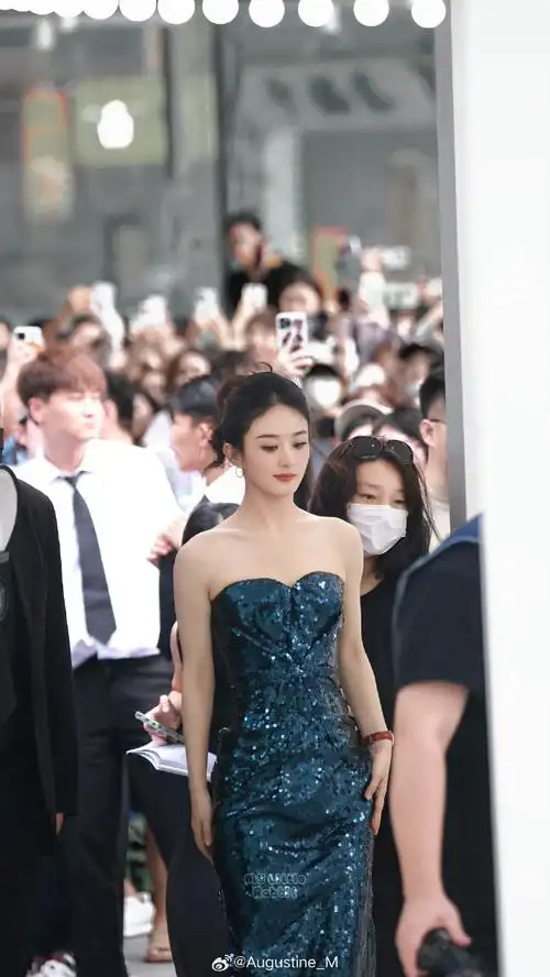 赵丽颖一袭深蓝色亮片抹胸长裙出席品牌线下活动,沉稳从容,矜贵优雅