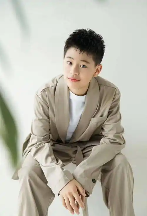 54岁蔡国庆为儿子庆祝12岁生日,庆庆模样大变超帅,妈妈身份成谜_网友