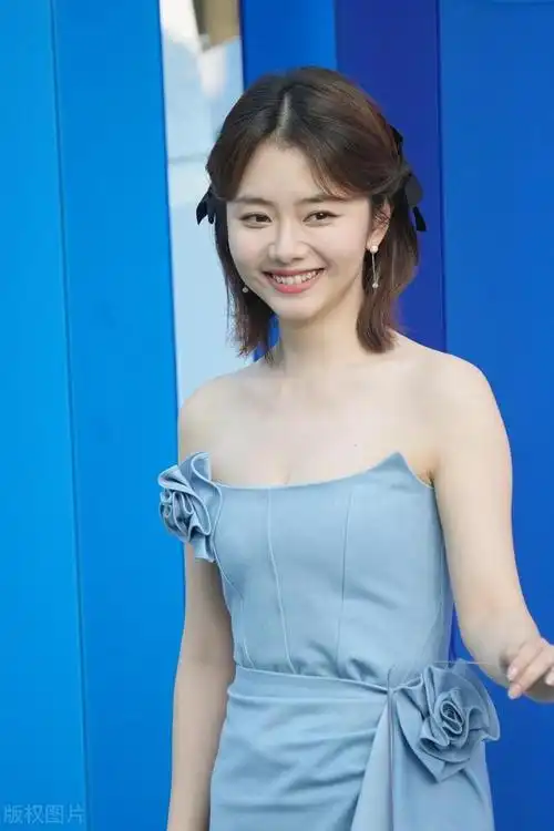 谭松韵又扮少女了穿浅蓝色牛仔裙暴露微胖身材法令纹暴露年龄