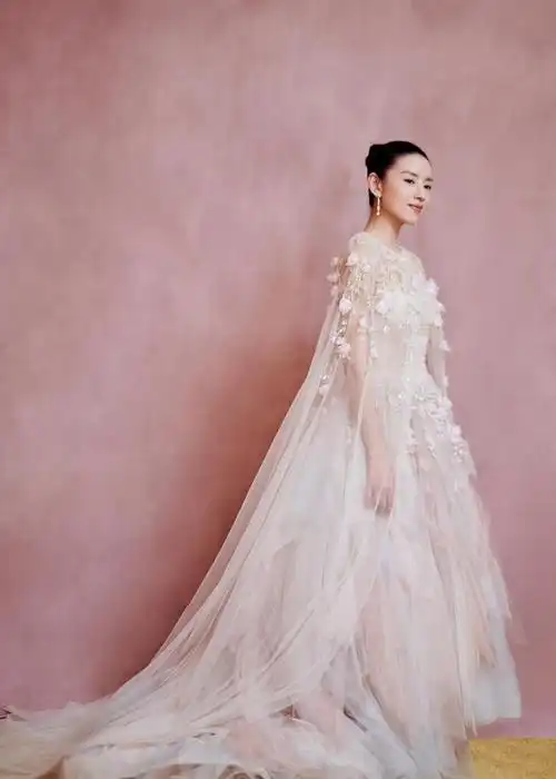 董洁的气质真的好纯,就算穿简单的黑色裙子,看着也不性感|董洁|礼服