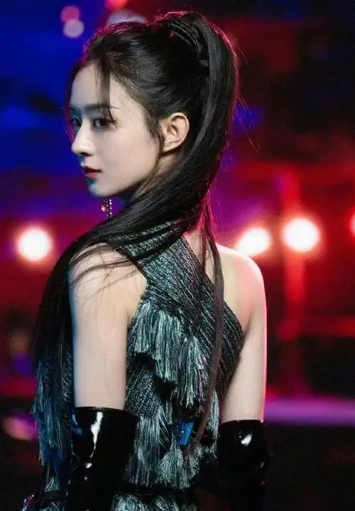 赵丽颖侧脸展现完美"鼻子"!