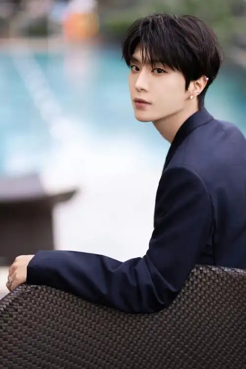 范丞丞黑色真空西装大片 耳钉,项链,真空侧颜,斯哈斯哈