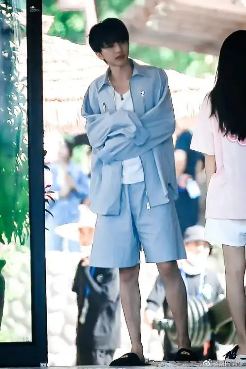 蔡徐坤奔跑吧蓝色睡衣造型路透