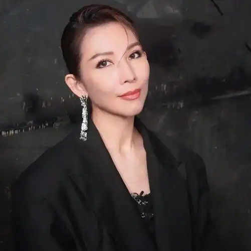 50岁蔡少芬在香港的80㎡豪宅,全屋极致设计,家虽小但过得很幸福_腾讯