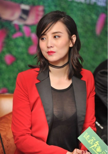 宋佳气质大胆不守旧轻薄内搭配西装年轻貌美身材也很吸睛