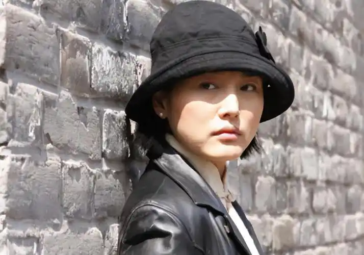 回顾张延父亲早逝嫁大5岁香港演员生一女和丈夫拥有两个家