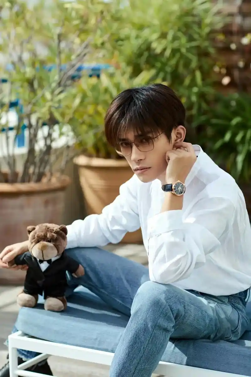 戛纳电影节 #易烊千玺 身着白色衬衫和牛仔裤 随性清爽 少 - 抖音