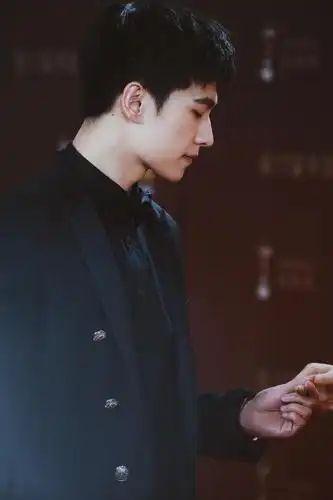 必须要有我们的侧颜一绝的咩咩啊,笑起来真的超迷人啊!@杨洋