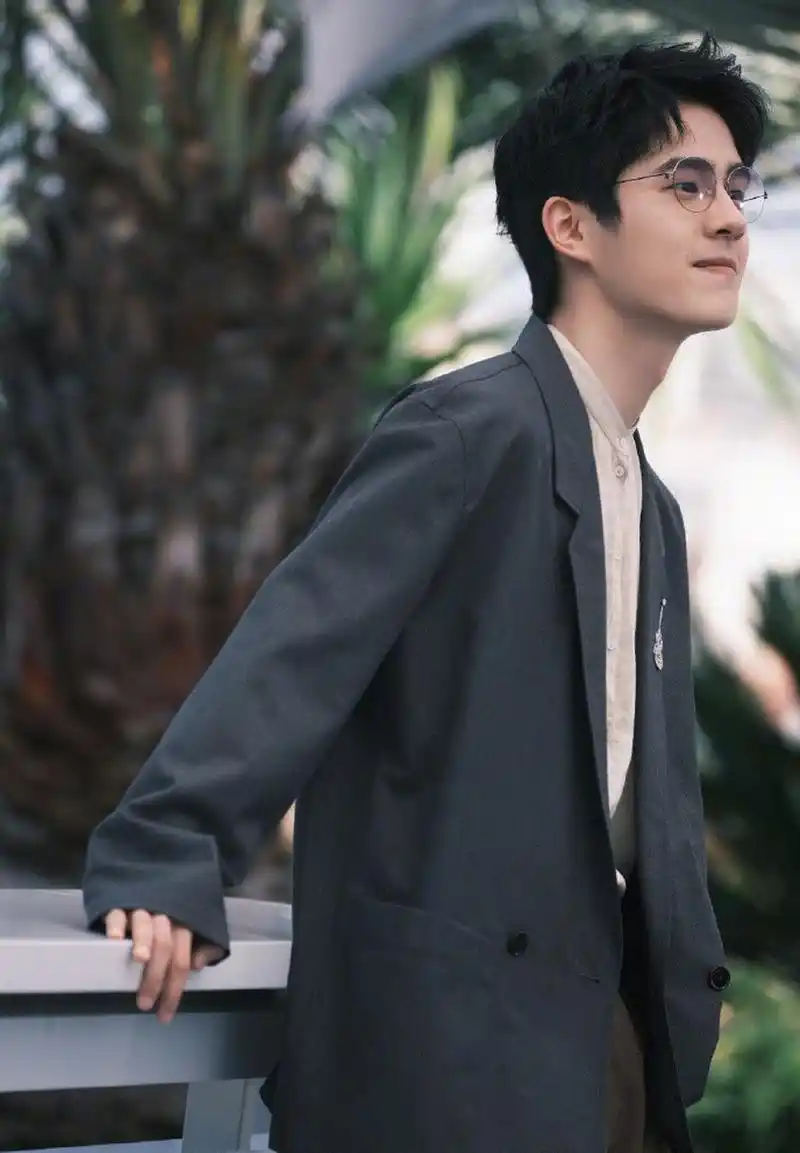 星闻#  刘昊然:年轻帅气实力派,星途一片光明. #刘昊然