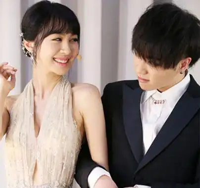 【图】华晨宇女朋友吻照曝光 二任女友美艳大比拼