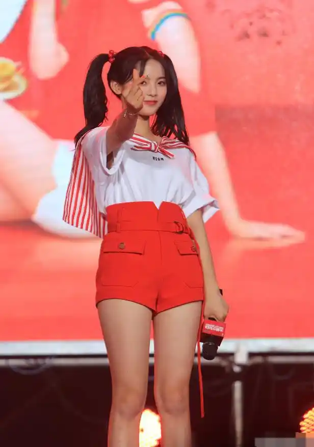 杨超越有多大胆?5cm短裤秀大长腿,却被网友称赞是"大象腿"