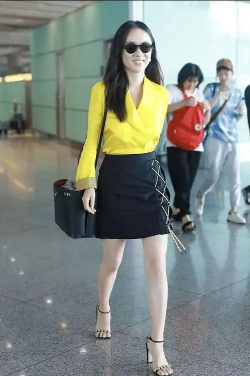 霍思燕结婚生子身材还挺好身穿a字裙大秀美腿一点不像40岁