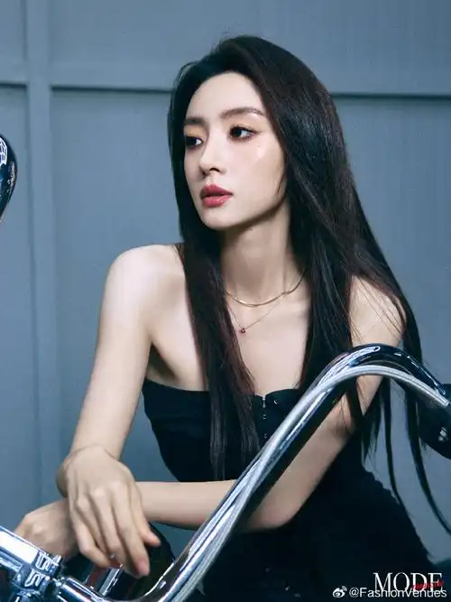 胡冰卿佩戴star jewelry的中国限定款项链,登上了《modemagazine》新