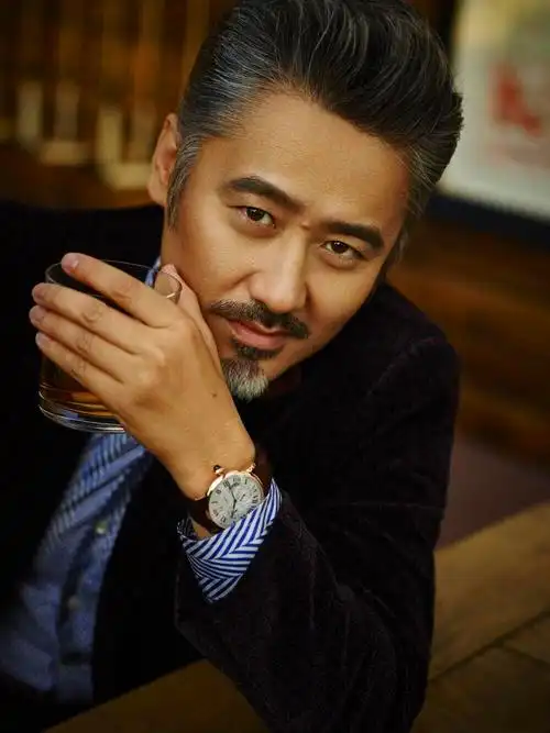 吴秀波的潇洒,朱亚文的低调,哪个才是成熟男人应该有的态度