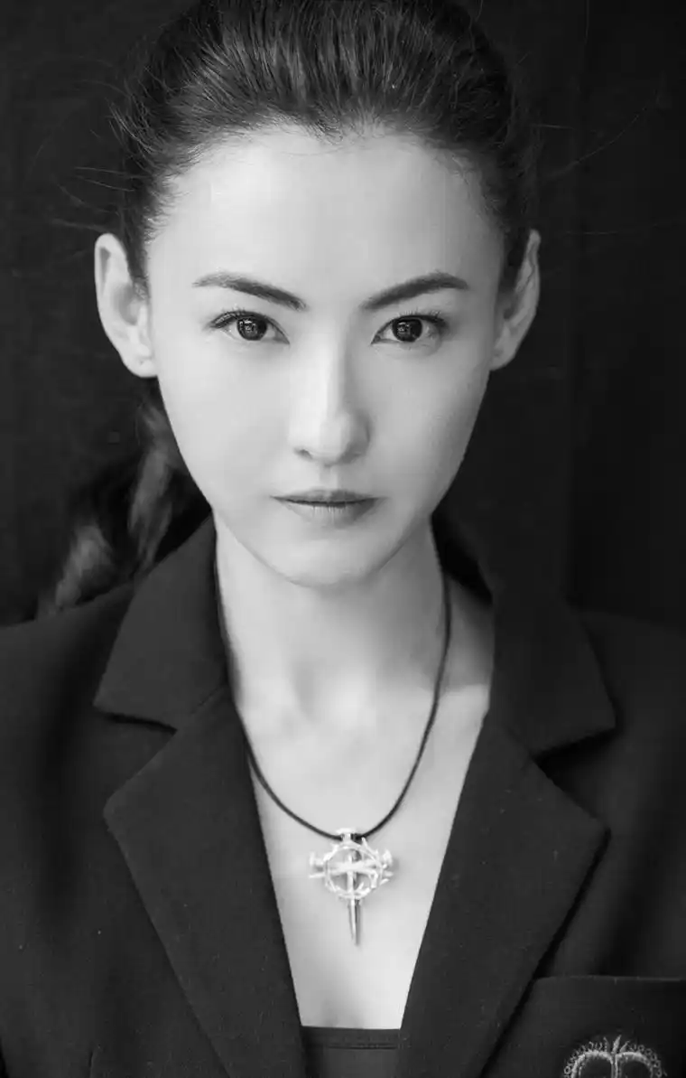 张柏芝干练英气黑白写真图片[3/5]_明星_美桌网