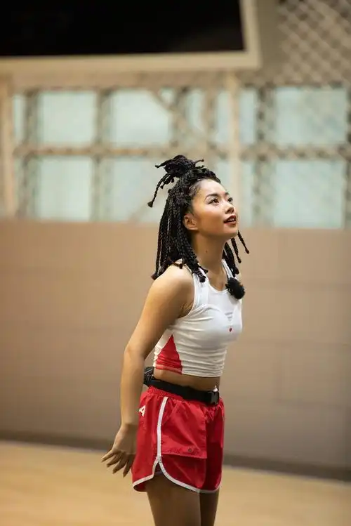 王菊丸子头脏辫又酷又飒 运动少女健身活力满满_新浪图片