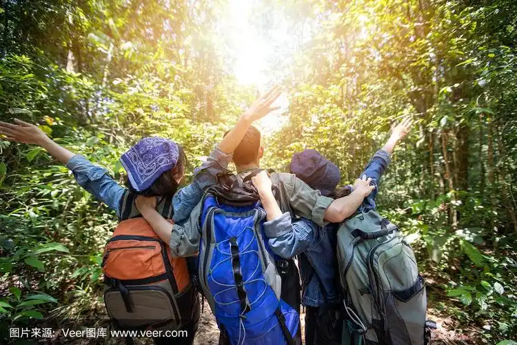 一群年轻人带着朋友和背包一起散步,快乐的朋友在拍照自拍,休闲度假