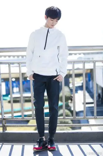 [tfboys][新闻]170308 王俊凯街拍新图!清新阳光帅出新高度