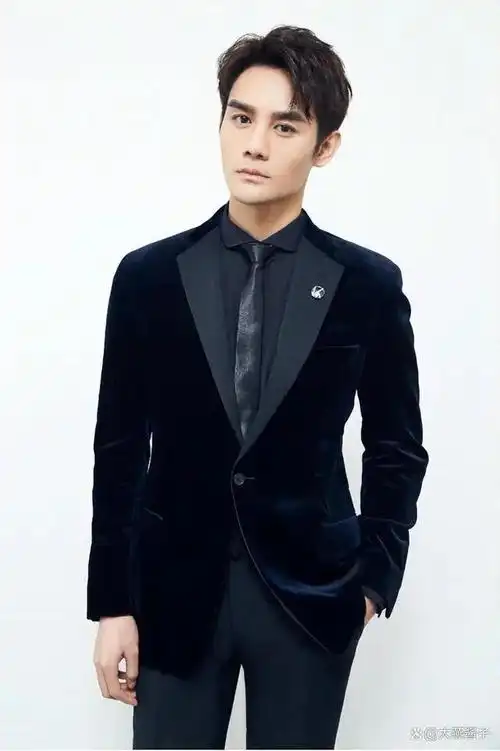 长得丑别硬穿西装这10位男星告诉你什么是潇洒俊朗贵气逼人