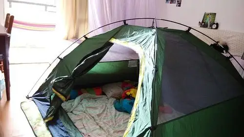 我在卧室支起了帐篷.