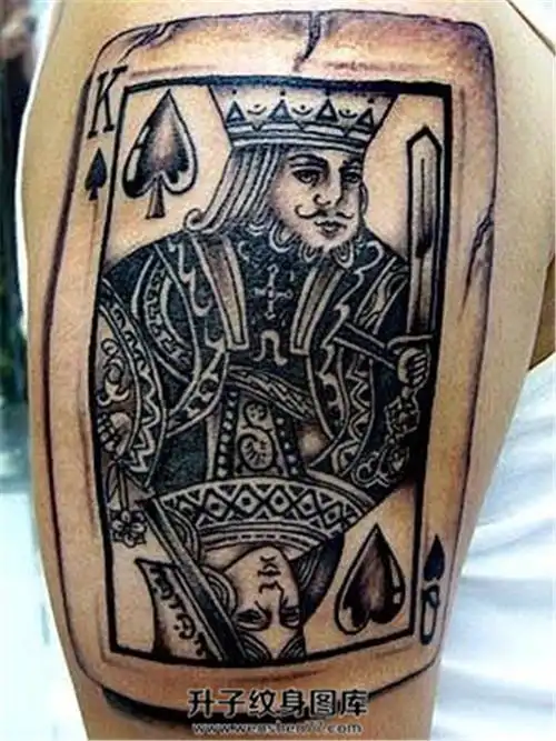 男性大臂黑桃k黑桃q纹身