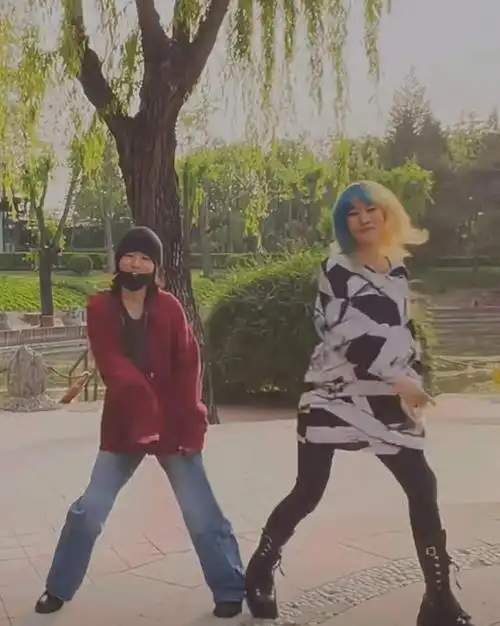 窦佳嫄与同父异母姐姐窦靖童跳舞,称"我们是一家人",画面可爱