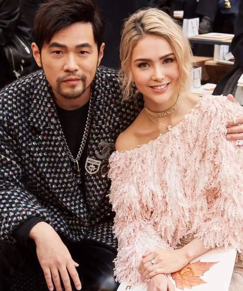 昆凌双麻花辫录制综艺 曝与周杰伦约会不带孩子