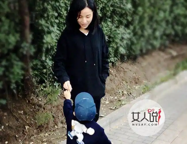 靳东更博晒照为爱子庆生靳东儿子近照曝光帅气酷似洋娃娃