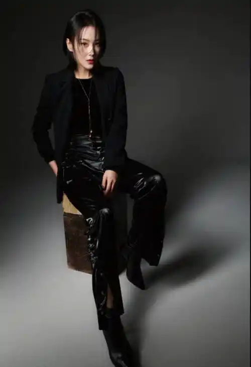 张馨予分享最新时尚照,穿西装走起黑白冷酷风,气场全开满满男友范!