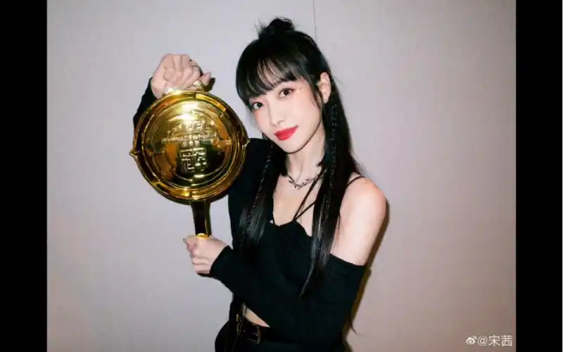 victory宋茜长发舞台(出手)～好久没看到茜妞长发配齐刘海了!