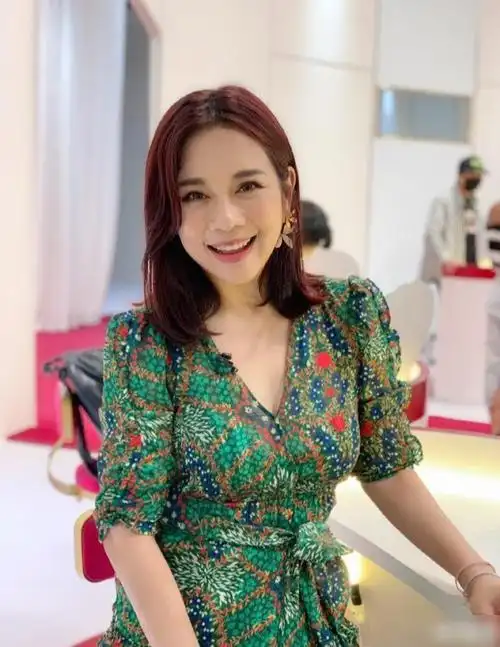 49岁陈松伶晒近照,穿粉色深v连衣裙温柔优雅,面色红润状态好|张铎