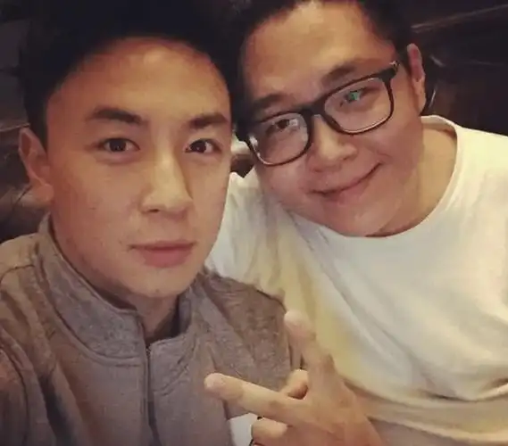 结婚了释小龙妻子女儿被拍孩子可爱妈妈身材超赞