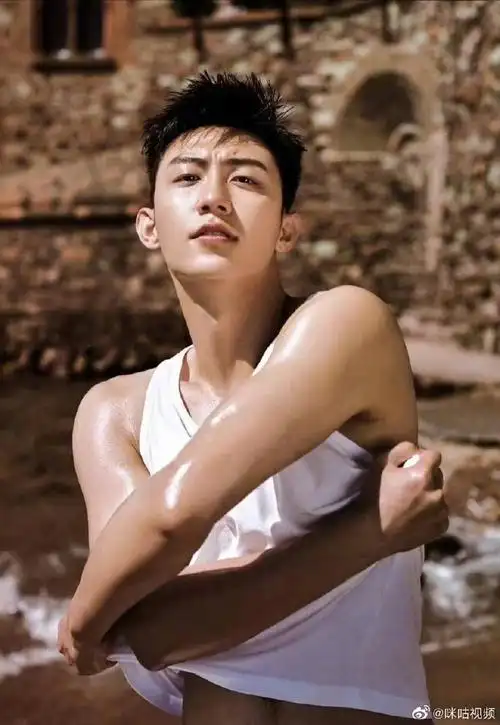 内娱男菩萨图鉴#明人不说暗话,@johnny黄景瑜的身材小咪先嘶哈为敬!