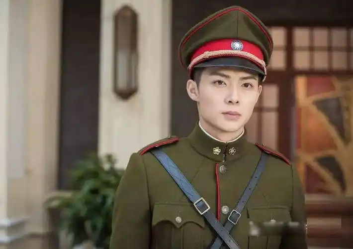 张铭恩:我穿军装,陈伟霆:我也穿,金瀚:谁没有?差距一目了然