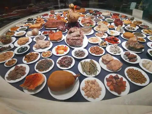 奇特的是这一桌满汉全席.漂亮逼真.