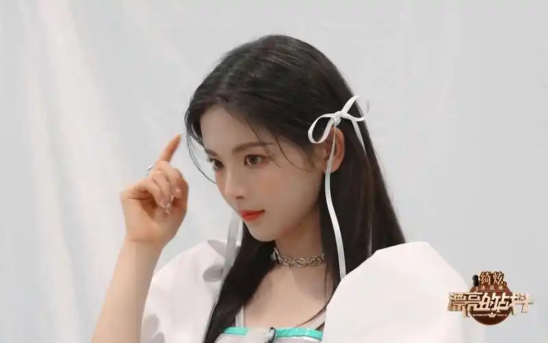 杨超越银白科技服饰 《漂亮的战斗》海报拍摄花絮