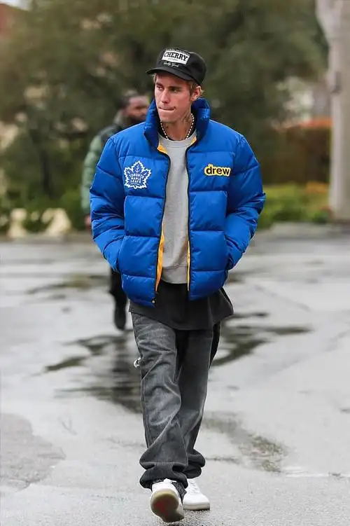 颜值回春!贾斯汀·比伯穿蓝色夹克显年轻,正在与面瘫做斗争