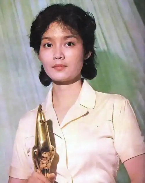 拿奖拿到手软是什么体验这事你要问问潘虹