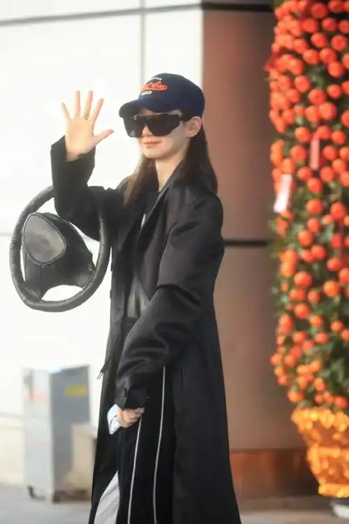 戚薇的包是个方向盘#戚薇出发录制浪姐机场图,全黑造型又飒又酷,方向